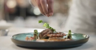 Ein elegant angerichteter Speiseteller von Genuss³ Catering mit sorgfältig platzierten Zutaten, farbenfrohen Beilagen und einer ansprechenden Präsentation
